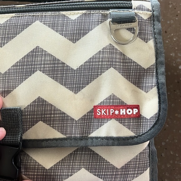 Skip hop diaper changing on the go. With wipe container - Picture 6 of 6